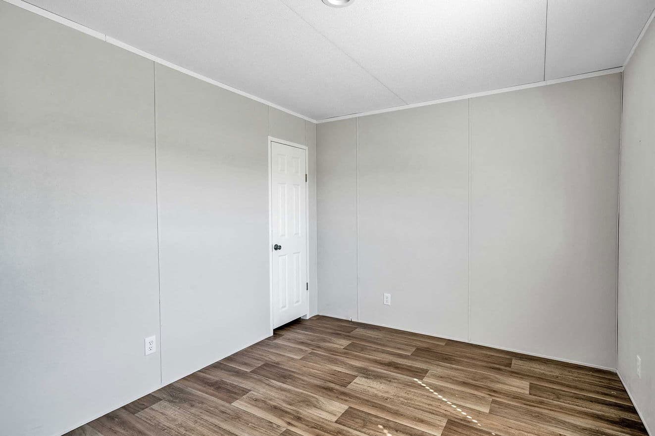 Pinnacle 16763a bedroom home features