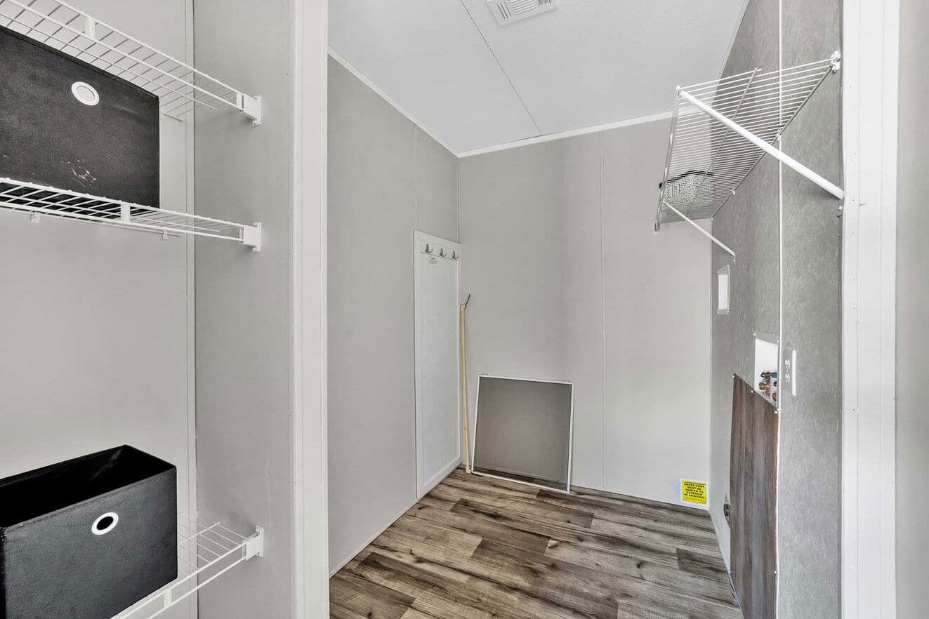 Pinnacle 16763l interior home features