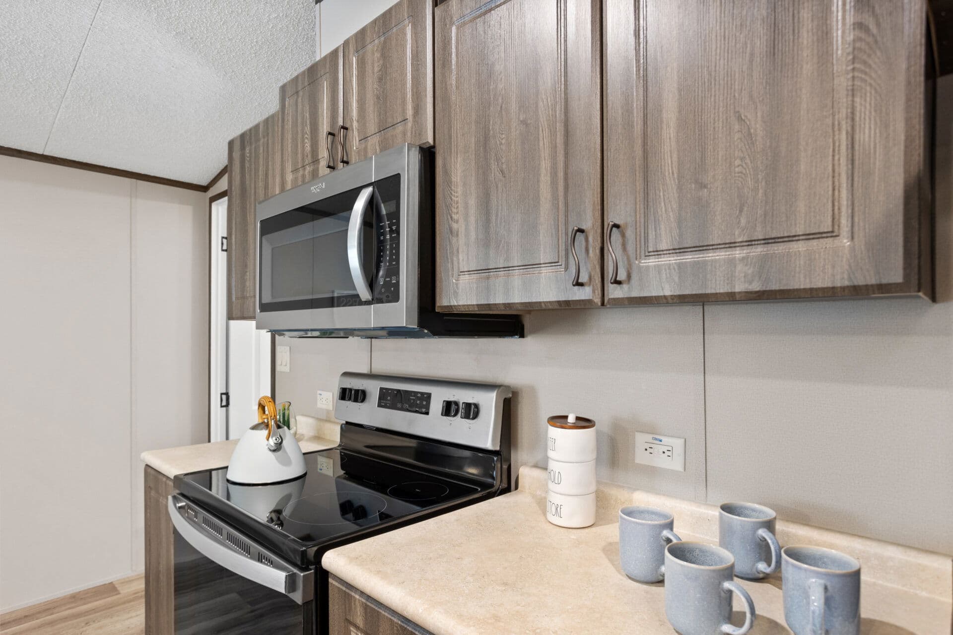 Classic c-1672-32c kitchen home features