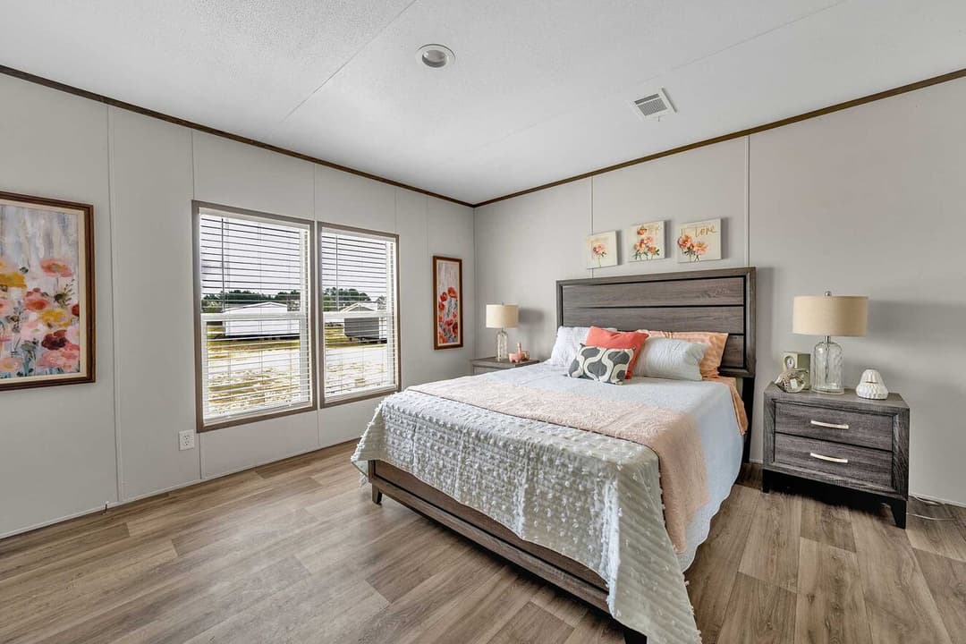 Pinnacle 28483p bedroom home features