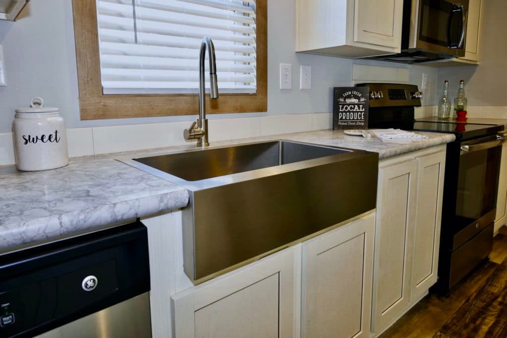 Macey 9768 kitchen home features