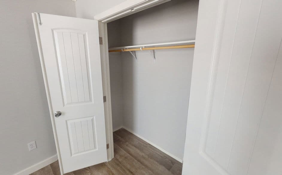 Radiant d46dp8 bedroom home features