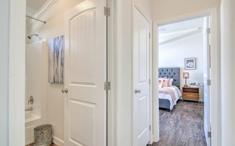 Falcon l40ep8 bedroom home features