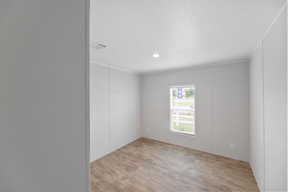 Pinnacle 28603p bedroom home features