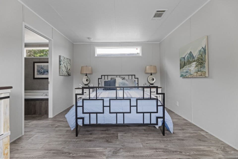 Pinnacle 16763p bedroom home features