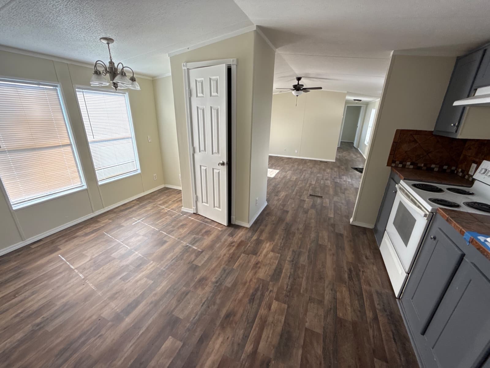 $59,900, owner financing $5,000 down, year 2005, 16 x 76,  set in park - conroe (pre-owned)  home features