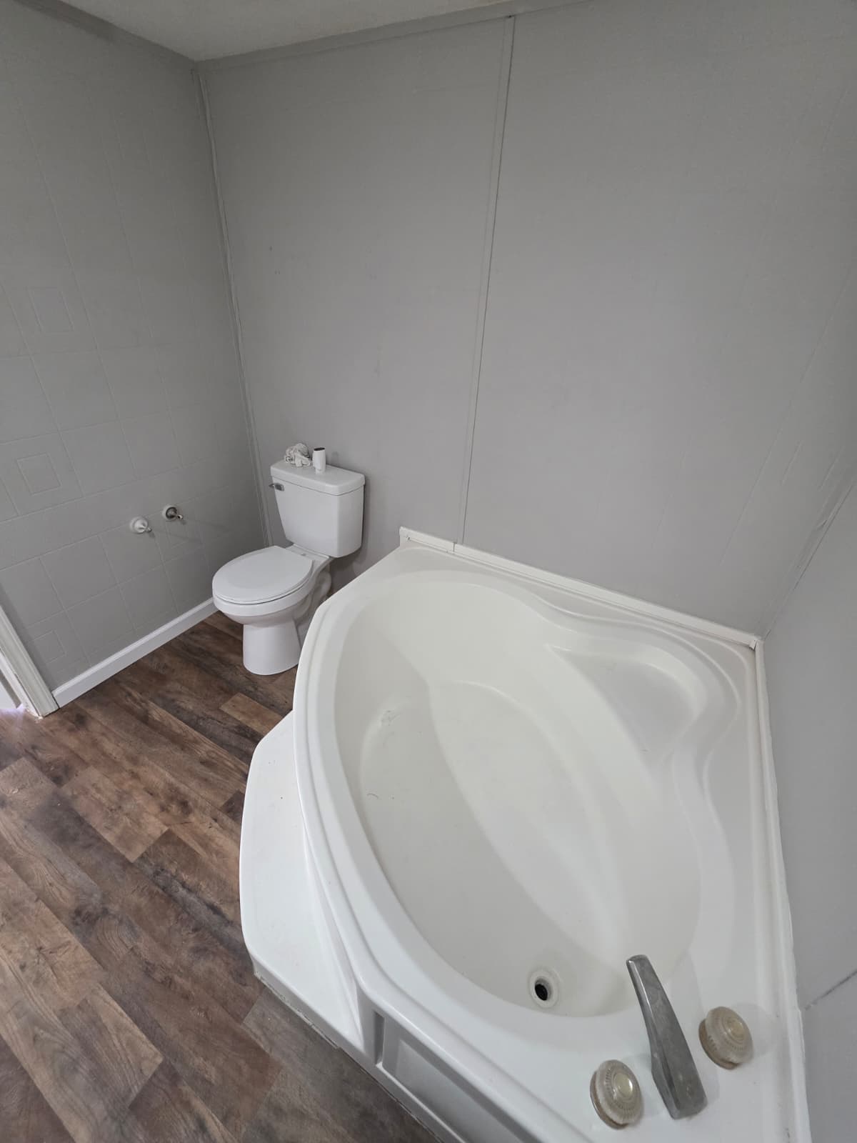 $59,900, owner financing $5,000 down, year 1998, 16x76, set in park, new caney (pre-owned)  home features