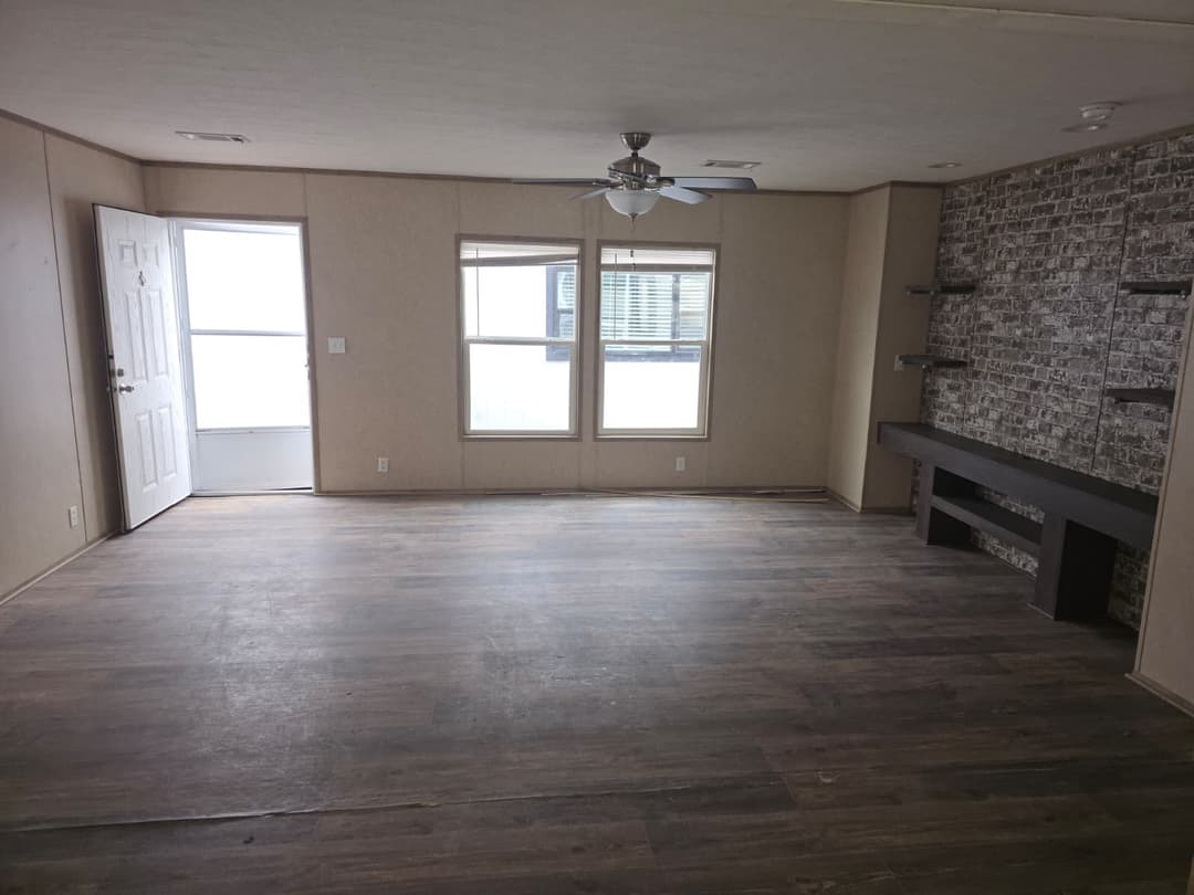 2018 clayton (pre-owned) interior home features