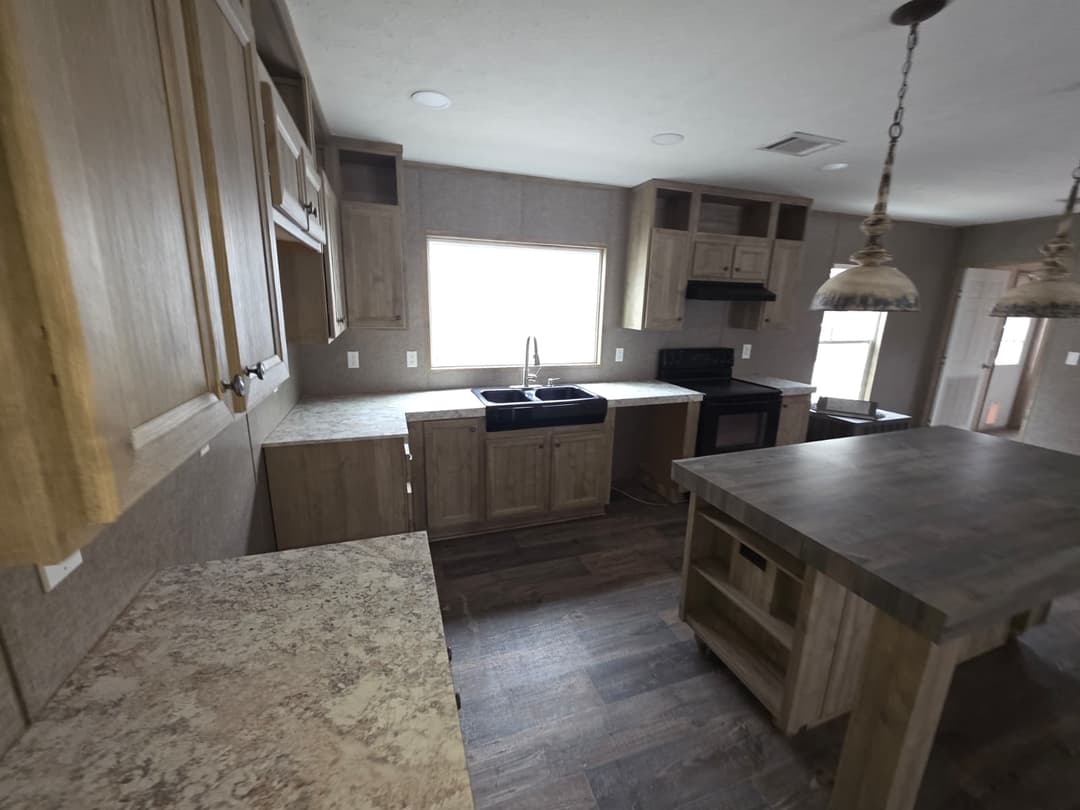 2018 clayton (pre-owned) kitchen home features