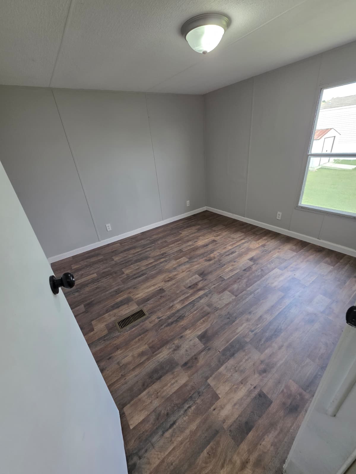 $59,900, owner financing $5,000 down, year 1998, 16x76, set in park, new caney (pre-owned)  home features