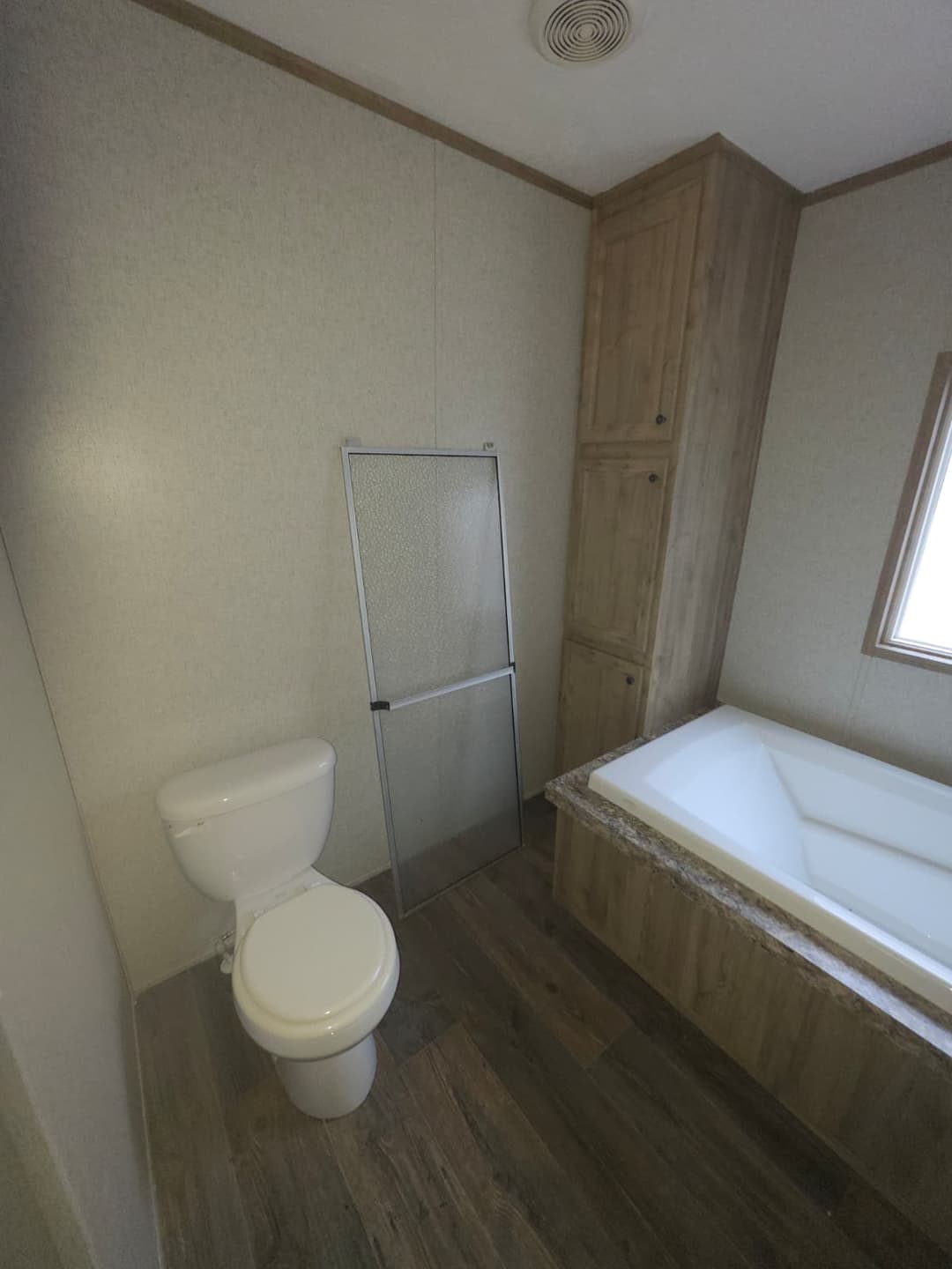 2018 clayton (pre-owned) bathroom home features