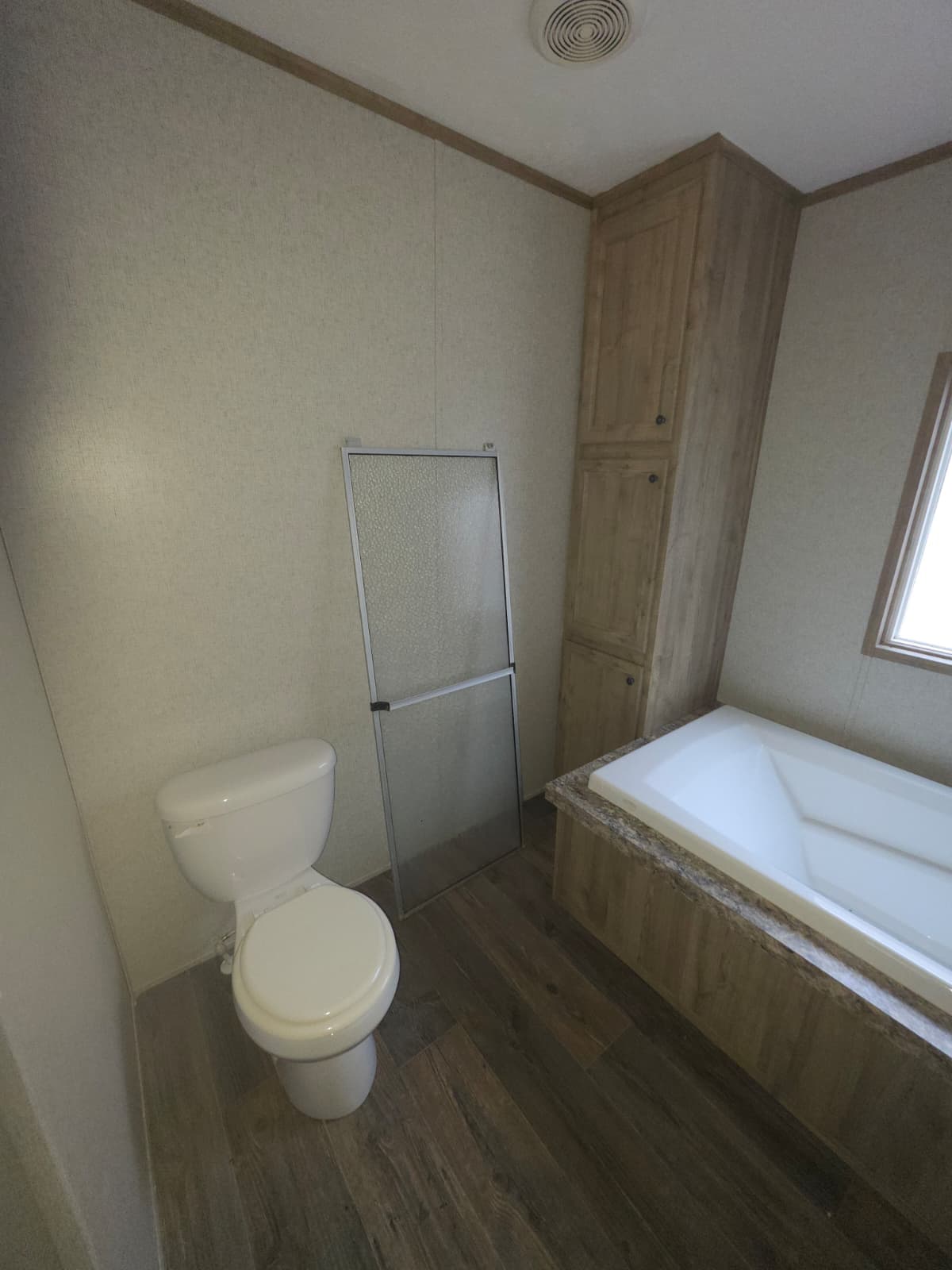 2018 clayton (pre-owned) bathroom home features
