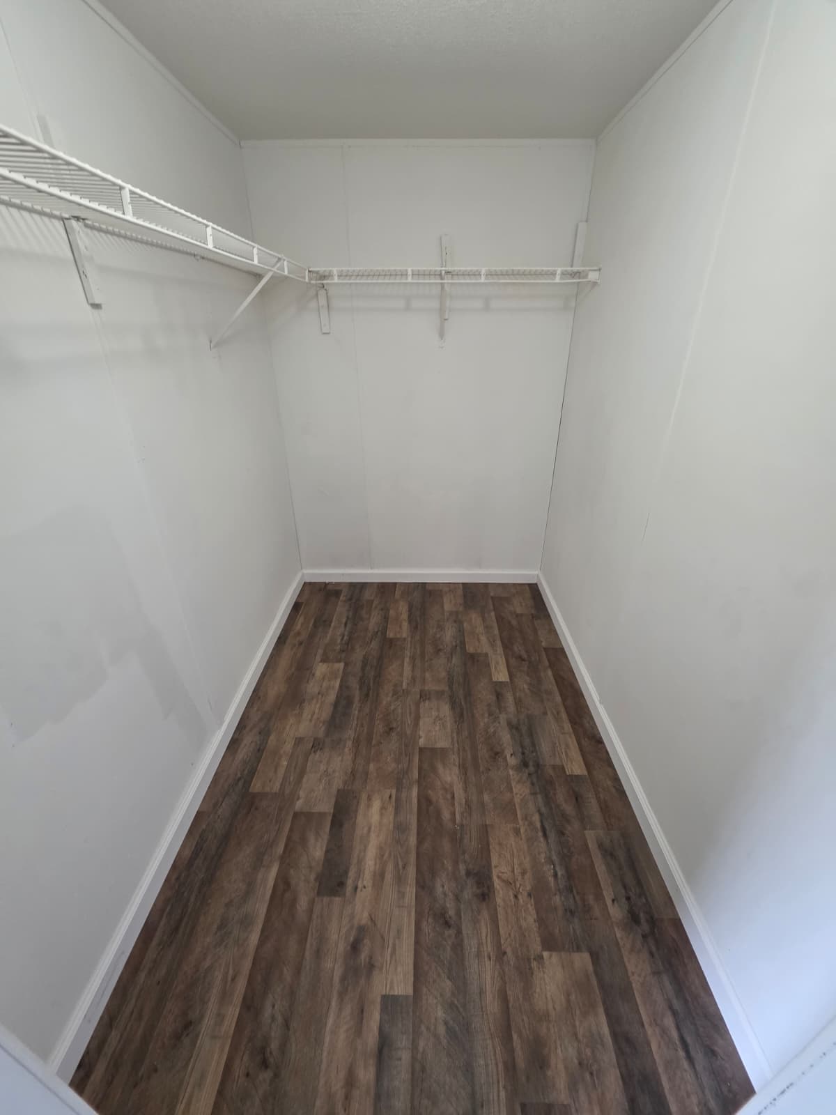 $59,900, owner financing $5,000 down, year 1998, 16x76, set in park, new caney (pre-owned)  home features