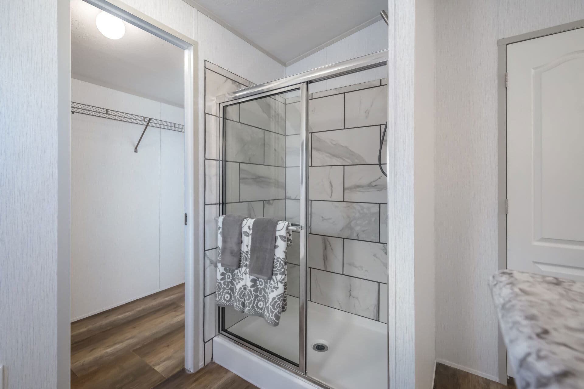 Heritage h-1880-32e bathroom home features