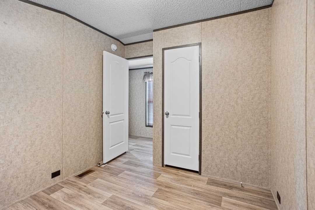 Classic c-1680-32d bedroom home features