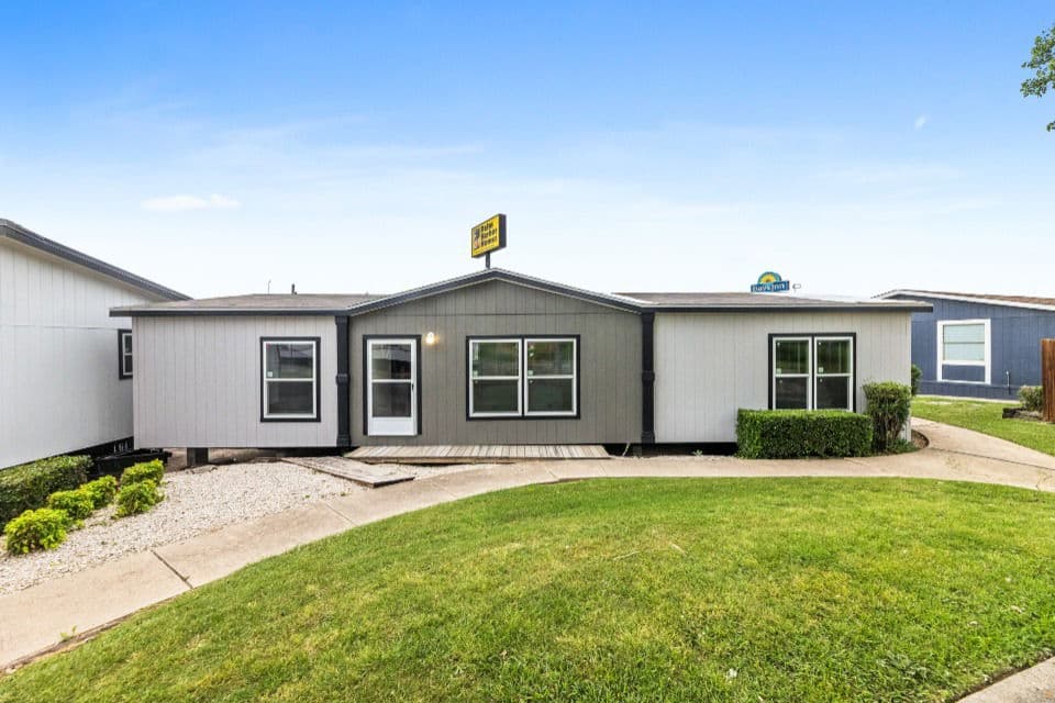 Pinnacle 32523p hero, elevation, and exterior home features