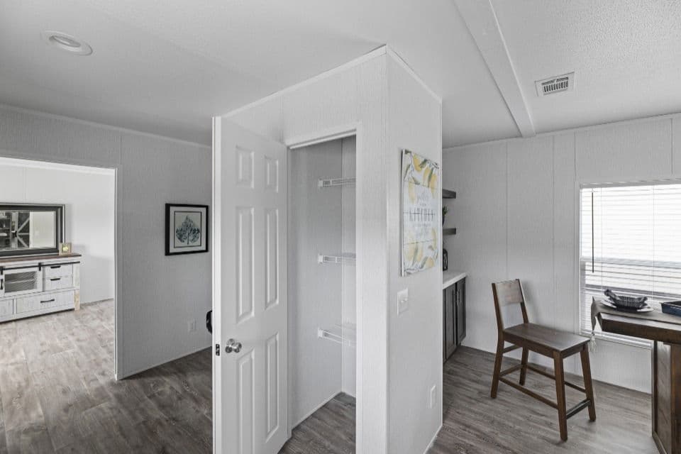 Pinnacle 16763p interior home features