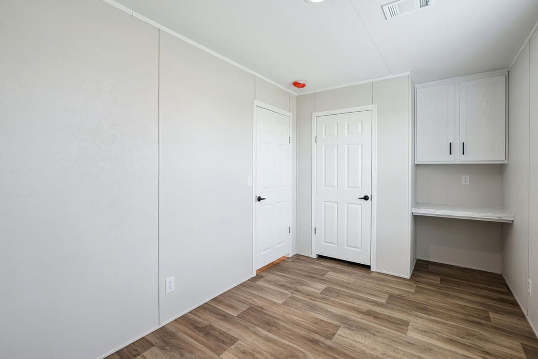 Valor 16763n  interior home features