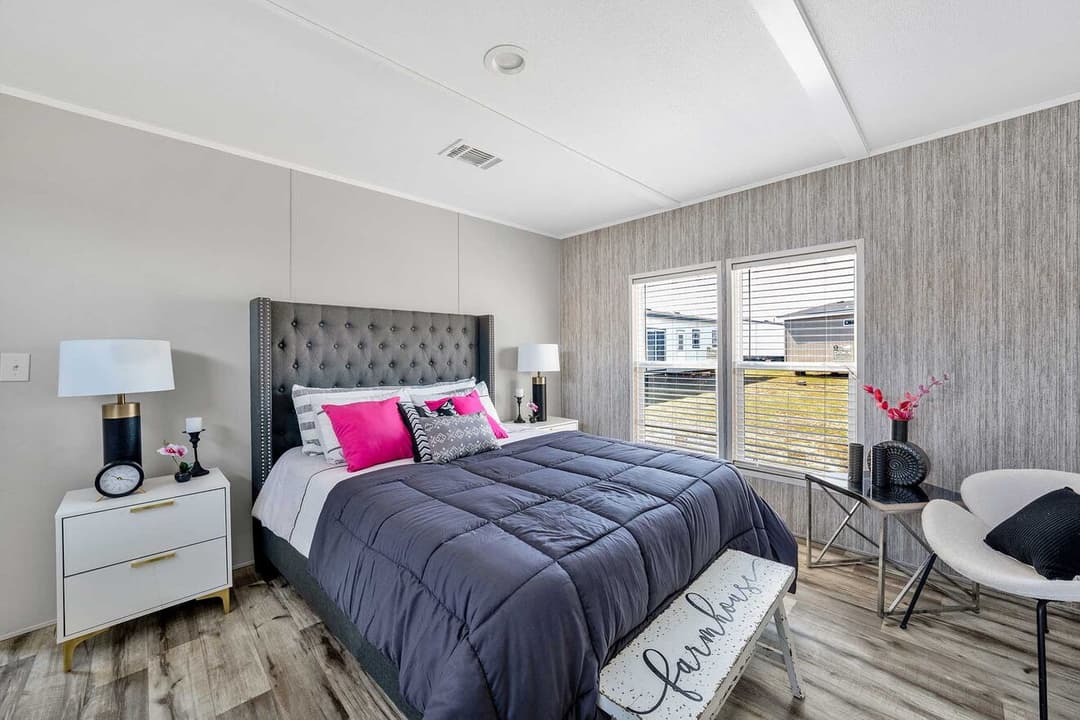 Pinnacle 16763l bedroom home features