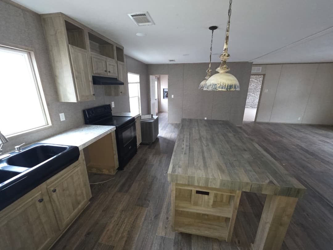 2018 clayton (pre-owned) kitchen home features