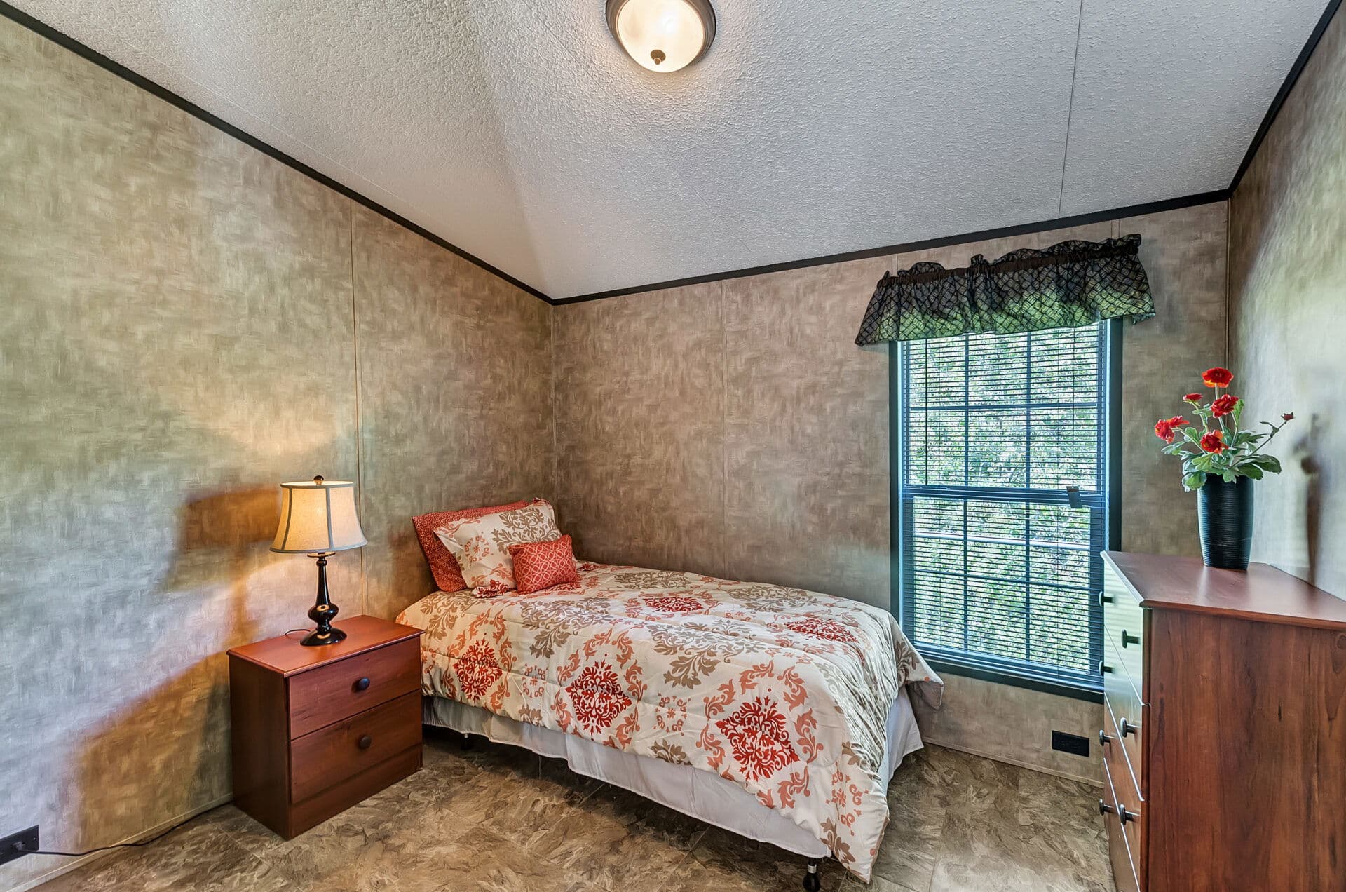 Classic c-1680-32b bedroom home features