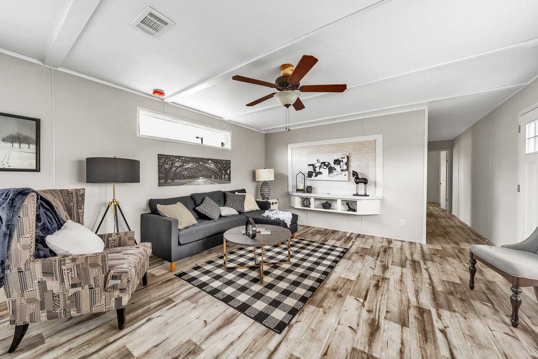 Pinnacle 16763l interior home features