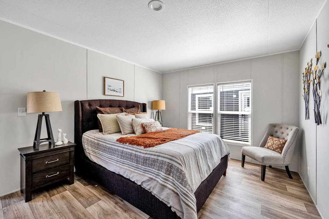 Pinnacle 16763a bedroom home features