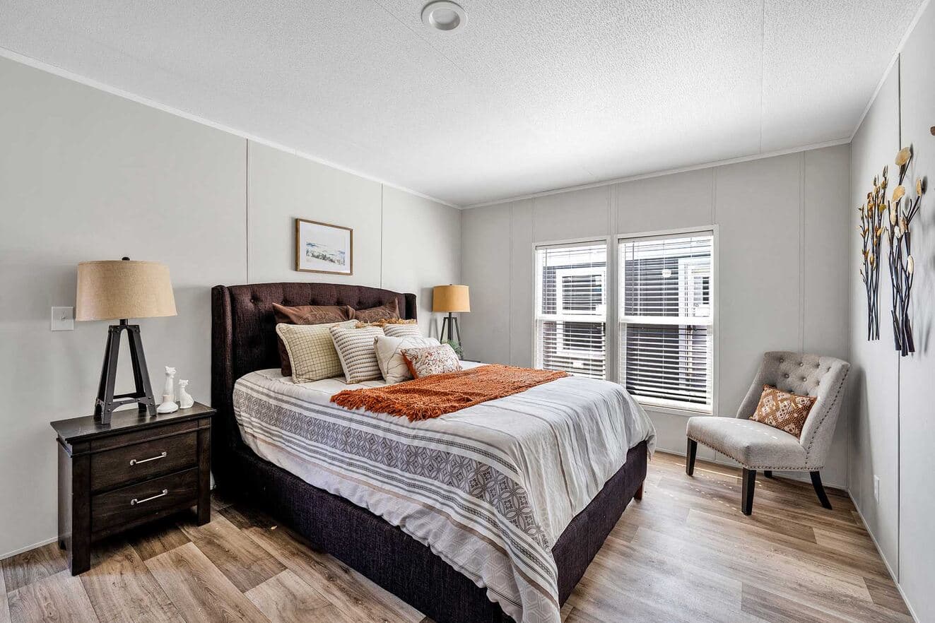 Pinnacle 16763a bedroom home features