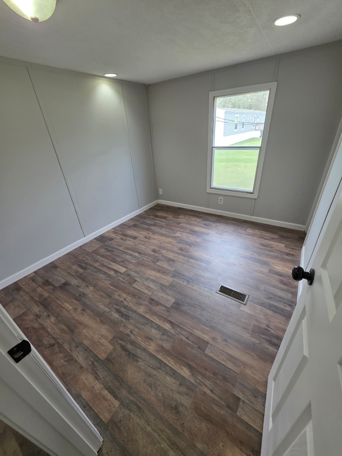 $59,900, owner financing $5,000 down, year 1998, 16x76, set in park, new caney (pre-owned)  home features