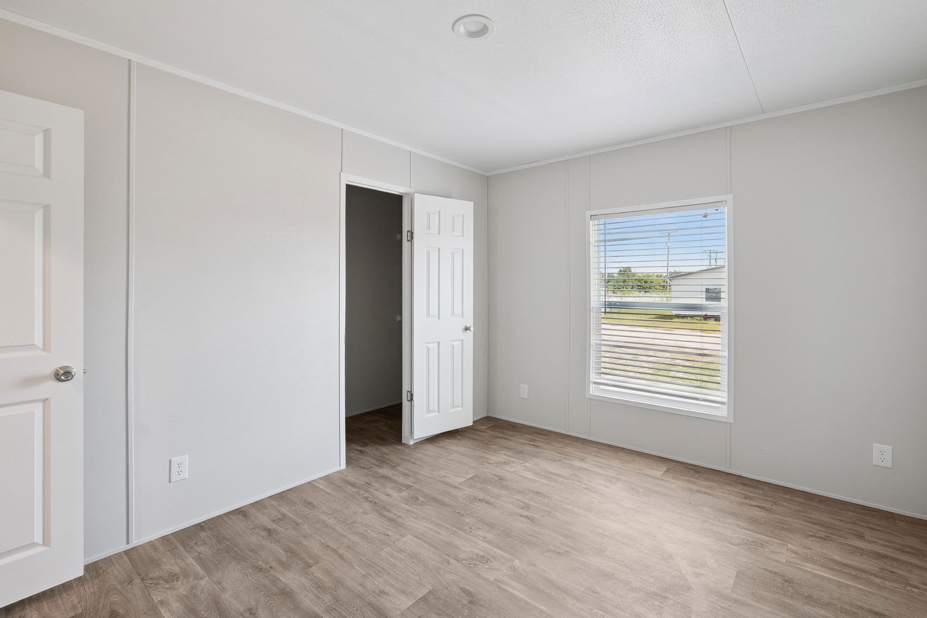 Valuhomes limited 28724p  interior home features