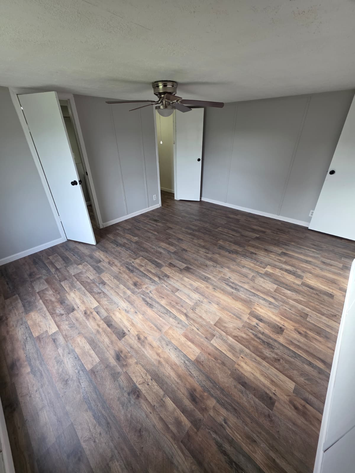 $59,900, owner financing $5,000 down, year 1998, 16x76, set in park, new caney (pre-owned)  home features