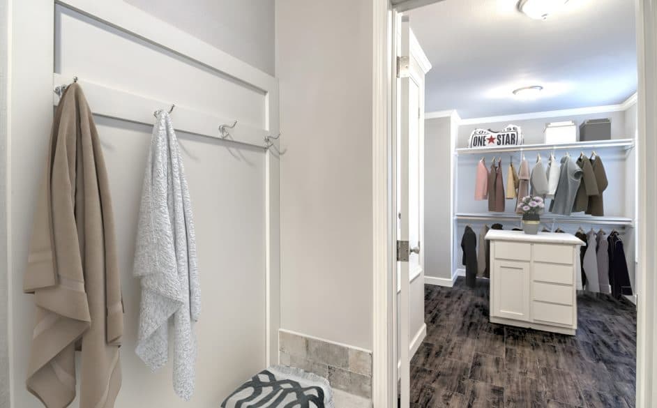 Comfort 5176 bedroom home features